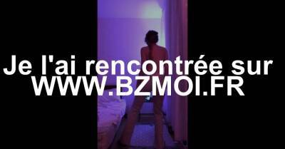 Strip integral d'une teen a lunettes en webcam ! - drtuber.com
