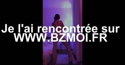 Strip integral d'une teen a lunettes en webcam ! - drtuber.com