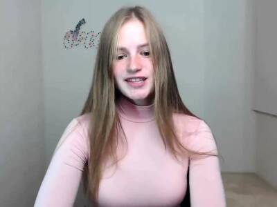 Amateur Webcam Cute Teen Plays Solo with Big Dildo - drtuber.com