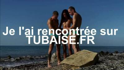 Trio amateur sexe a la plage avec une brune insatiable - drtuber.com