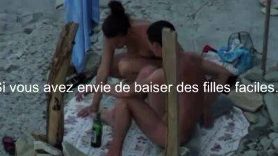 Un couple est espionne devant une camera a la plage - drtuber.com