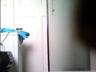 hidden shower girl - drtuber.com