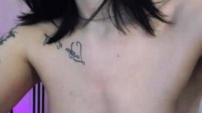 Webcam sex show featuring a brunette amateur MILF - drtuber.com