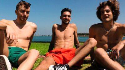 Amateur studs enjoy 3some after casting - drtuber.com