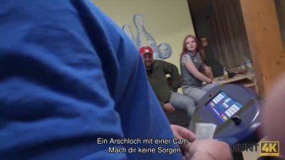 Czech couple money: Brünette saugt Schwanz fucks Muschi for cash for Bargeld - sexu.com - Czech Republic