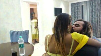 Indian MILFs hot amateur threesome sex - sunporno.com - Germany - India - Usa