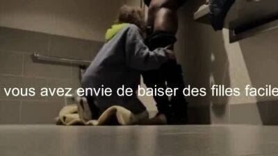 Sexe de couple interracial dans les toilettes publiques - drtuber.com