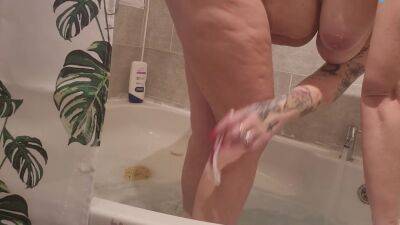 Real Amateur Milf Lets Us Watch Her Body - hclips.com - Britain