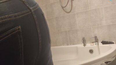 Real Amateur Milf Lets Us Watch Her Body - hclips.com - Britain