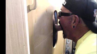 Amateur gloryhole gaydaddy sucking dick - drtuber.com