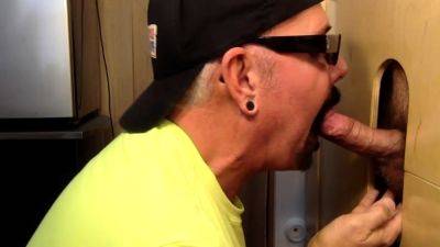 Amateur gloryhole gaydaddy sucking dick - drtuber.com