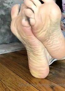 Amateur porn Gives Us Some Foot Fetish Aurora - drtuber.com