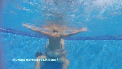 This couple thinks no one knows what they are doing underwater in the pool but the voyeur does - hclips.com
