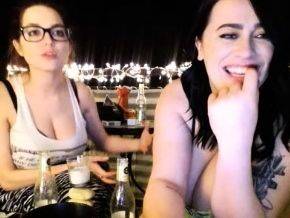 Webcam sex show featuring a brunette amateur MILF - drtuber.com
