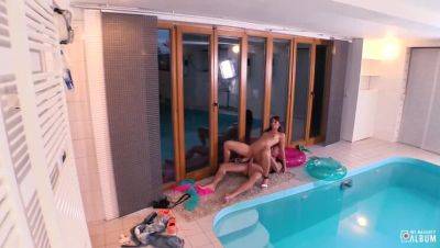 Czech amateur Susan Ayn delighting in pool sex and facial from photographer - xxxfiles.com - Czech Republic