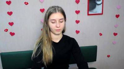 Young Ukrainian babe TaliaSunshin poses on webcam - drtuber.com - Ukraine