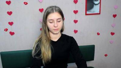 Young Ukrainian babe TaliaSunshin poses on webcam - drtuber.com - Ukraine