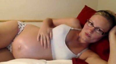 Pregnant MILF Fingers Herself on Webcam - drtuber.com