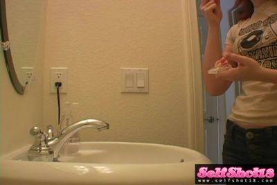 Teen amateur puts on make up - hotmovs.com