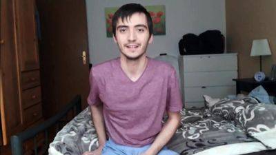 Heier Twink-Striptease mit Handjob vor der Webcam - drtuber.com