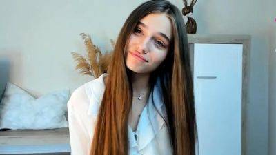 Hot amateur webcam teen masturbates for their fans - drtuber.com