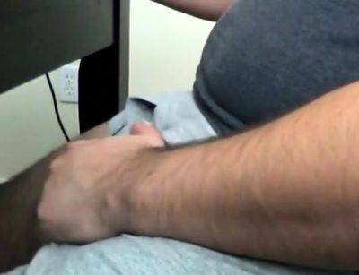 Amateur Chubby Bear Daddy Plays on Cam - drtuber.com