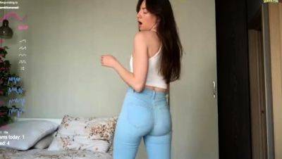 Katie amateur brunette girl toying pussy with a vibrator - drtuber.com