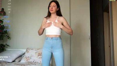 Katie amateur brunette girl toying pussy with a vibrator - drtuber.com