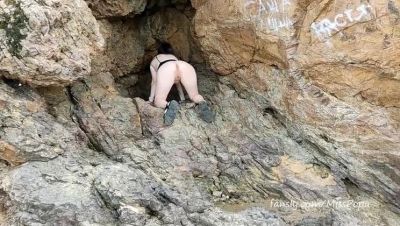 Naked Russian Girl Flashes Her Ass on Public Beach - Amateur Exhibitionism - porntry.com - Russia