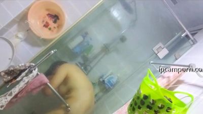 Sexy black amateur caught taking a shower on hidden cam - drtuber.com