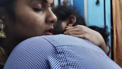 Mallu Girl in Half Saree Hot Lip Lock Romance with Desi Malayali Couple - xxxfiles.com - India