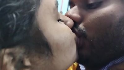 Mallu Girl in Half Saree Hot Lip Lock Romance with Desi Malayali Couple - xxxfiles.com - India