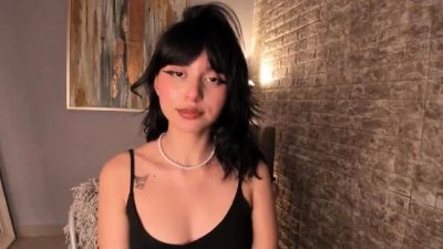Small tit brunette amateur tugs on a big willie - drtuber.com