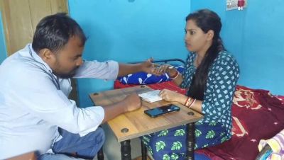 Sexy Indian bhabhi Sona sucks big boobs & gets fingered by boyfriend - Desi homemade sex - porntry.com - India