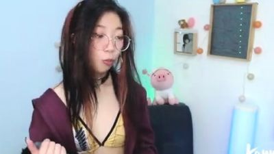 Amateur Webcam Cute Teen Plays Solo with Big Dildo - drtuber.com