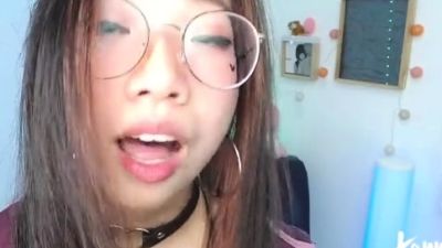 Amateur Webcam Cute Teen Plays Solo with Big Dildo - drtuber.com