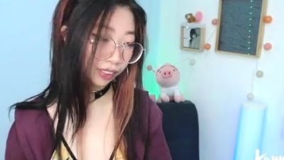 Amateur Webcam Cute Teen Plays Solo with Big Dildo - drtuber.com