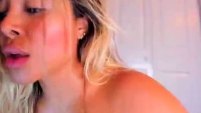 Big boob brunette masturbates on webcam - drtuber.com