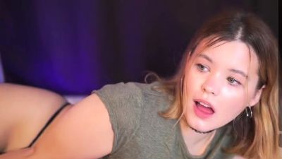 Hot amateur webcam teen masturbates for their fans - drtuber.com