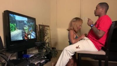 Mini Stallion sucks BBC while gamer boyfriend plays - Homemade Anal & Blowjob - xxxfiles.com