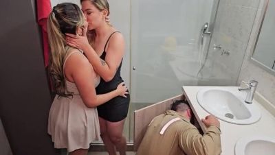Hot Lesbian Couple Seduced By Muscular Plumber For Anniversary Threesome - veryfreeporn.com - Colombia