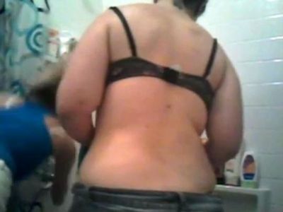 Chubby Amateur Plays With Dildo in the Shower - drtuber.com