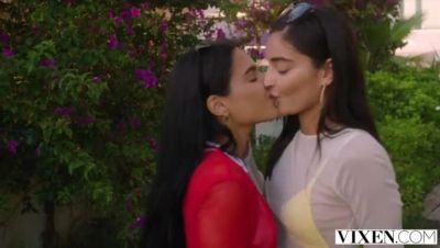 Hot Swinger Couple Emily Willis & Apolonia Lapiedra Share Everything - Foursome, Pussy Licking & More - veryfreeporn.com