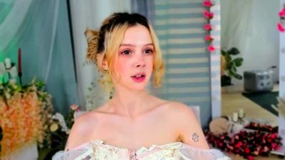 Hot amateur webcam teen masturbates for their fans - drtuber.com