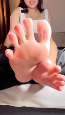 Amateur Foot Fetish Girlfriend Sucks and gives a Footjob - drtuber.com