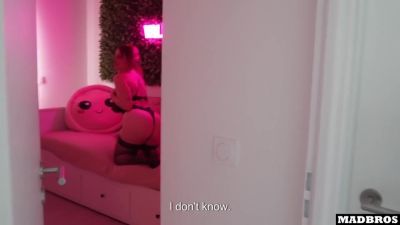 Valentine Baxton And Verified Amateurs - Une Camgirl Francaise Aux Gros Seins Enormes Se Fait Demonter Stepson Bon Gros Cul Par Des Livreurs !!! - hclips.com